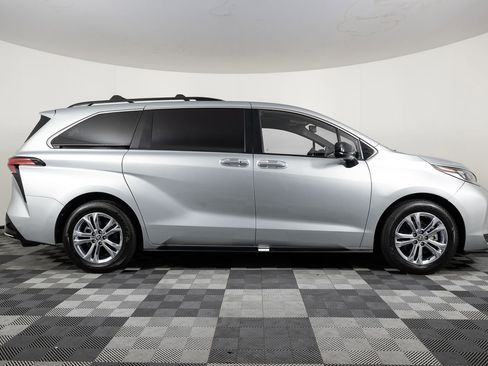 Used 2022 Toyota Sienna XSE image 9