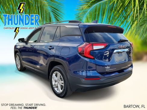 Used 2022 GMC Terrain SLE w/ Driver Convenience Package image 3