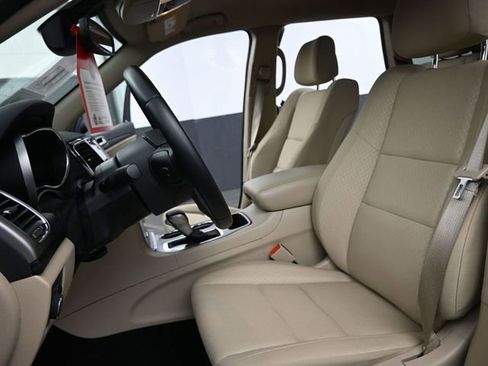 Used 2022 Jeep Grand Cherokee Laredo E AWD/4WD image 11