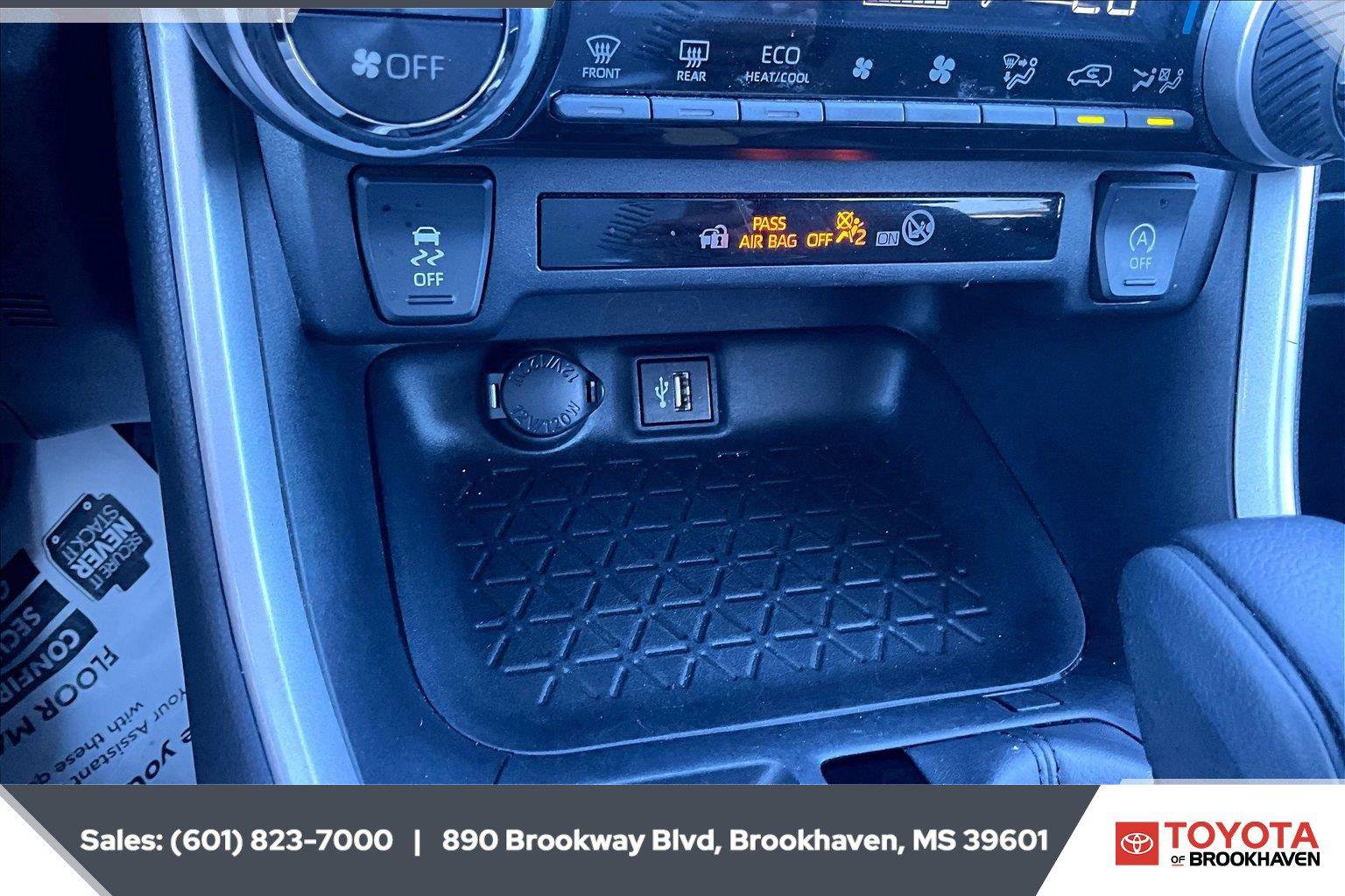 Used 2024 Toyota RAV4 XLE FWD image 24