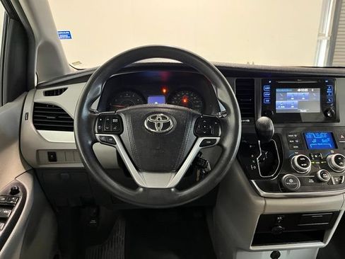 Used 2017 Toyota Sienna L FWD image 18