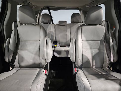 Used 2018 Toyota Sienna Limited image 13