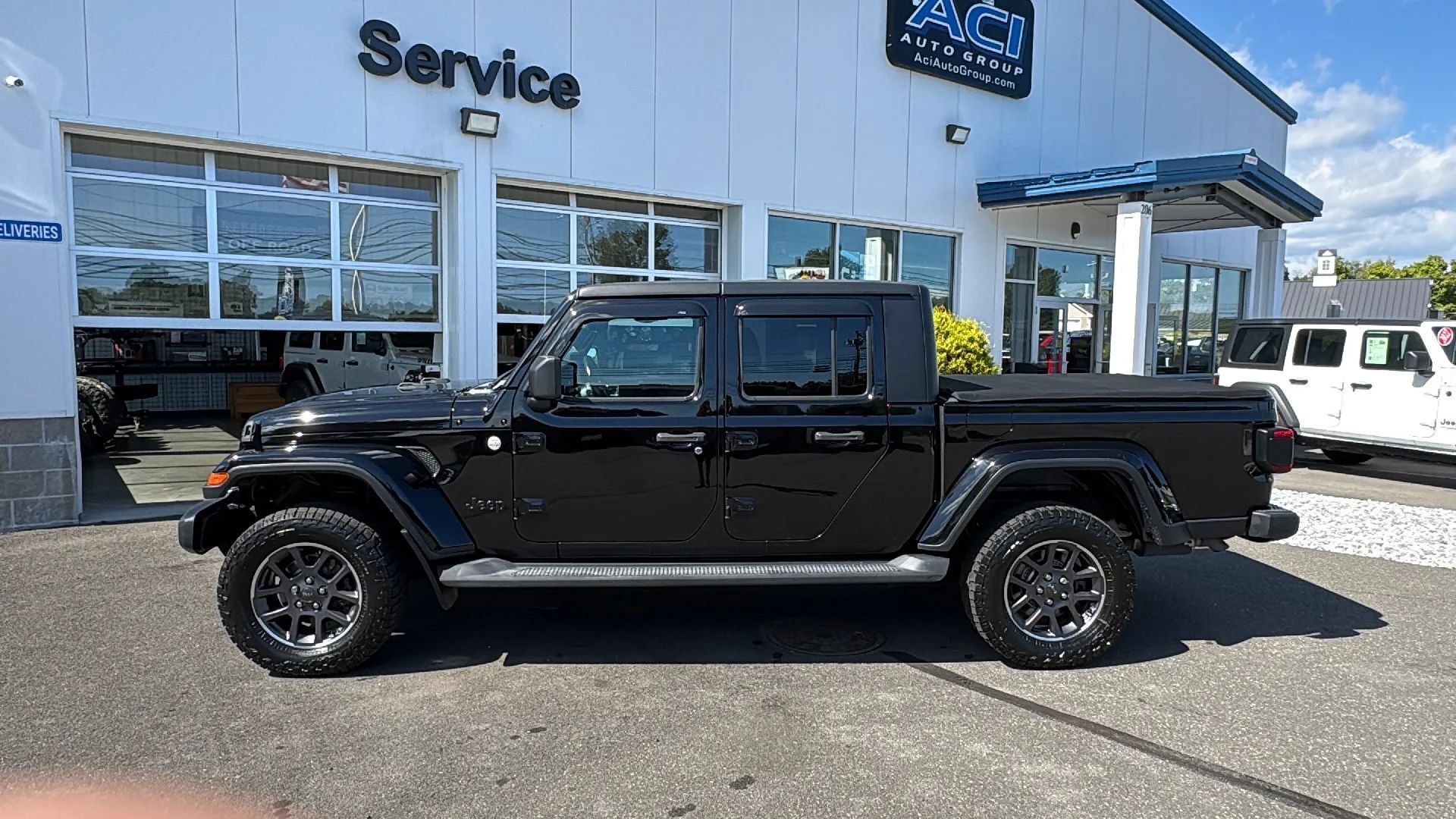 Used 2020 Jeep Gladiator Overland AWD/4WD image 4