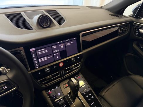 Certified 2024 Porsche Macan AWD/4WD image 18