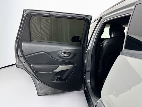 Used 2022 Jeep Cherokee Latitude AWD/4WD image 25