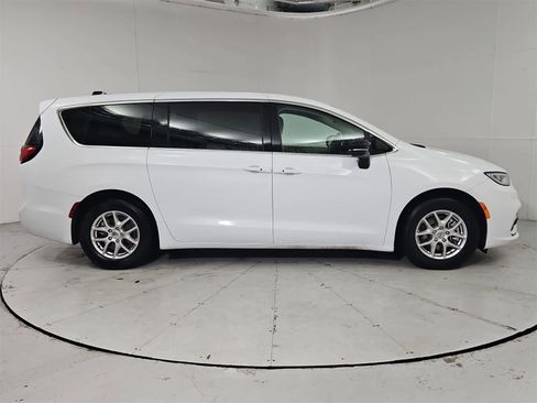 Used 2024 Chrysler Pacifica Touring-L image 7