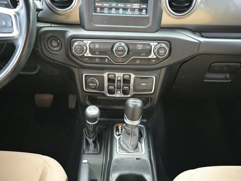 Used 2018 Jeep Wrangler Unlimited Sahara AWD/4WD image 20