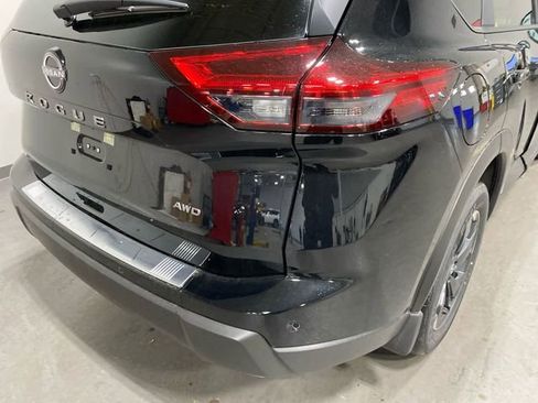 Certified 2025 Nissan Rogue SV image 27