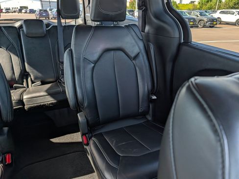 Used 2025 Chrysler Pacifica Select FWD image 14