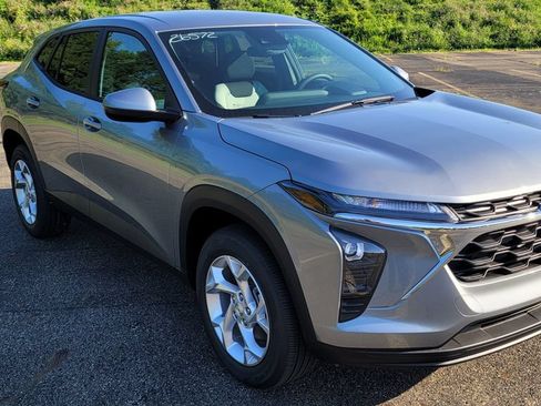 New 2026 Chevrolet Trax LS w/ LS Convenience Package FWD image 2