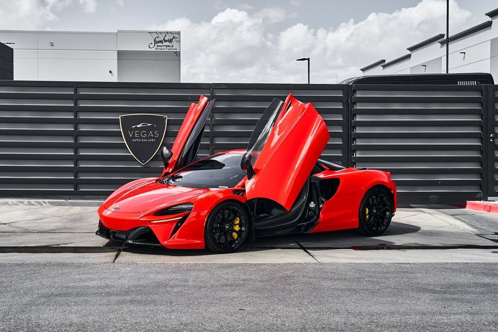 Used 2025 McLaren Artura Spider RWD image 13
