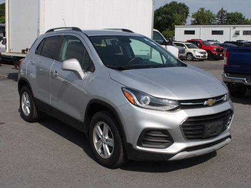Used 2019 Chevrolet Trax LT w/ LT Convenience Package AWD/4WD image 3