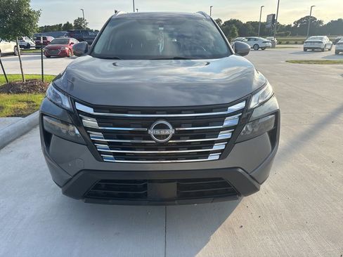 Used 2024 Nissan Rogue SV w/ SV Premium Package FWD image 2