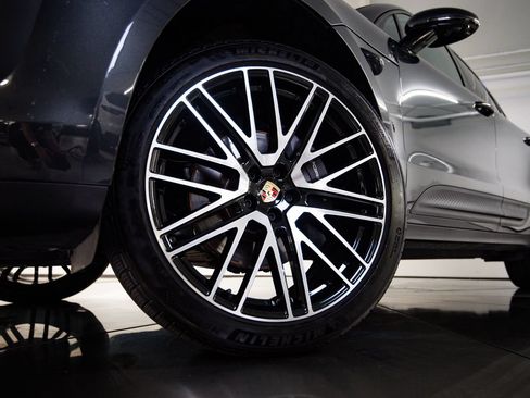Certified 2026 Porsche Macan AWD/4WD image 12