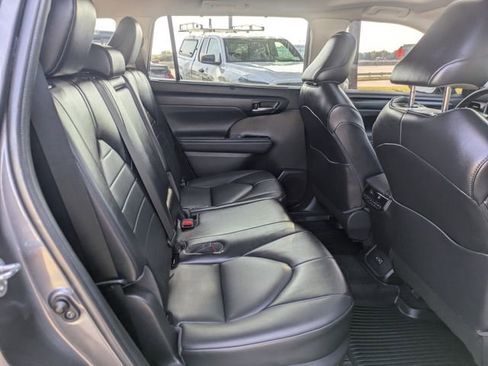 Used 2022 Toyota Highlander XLE image 31