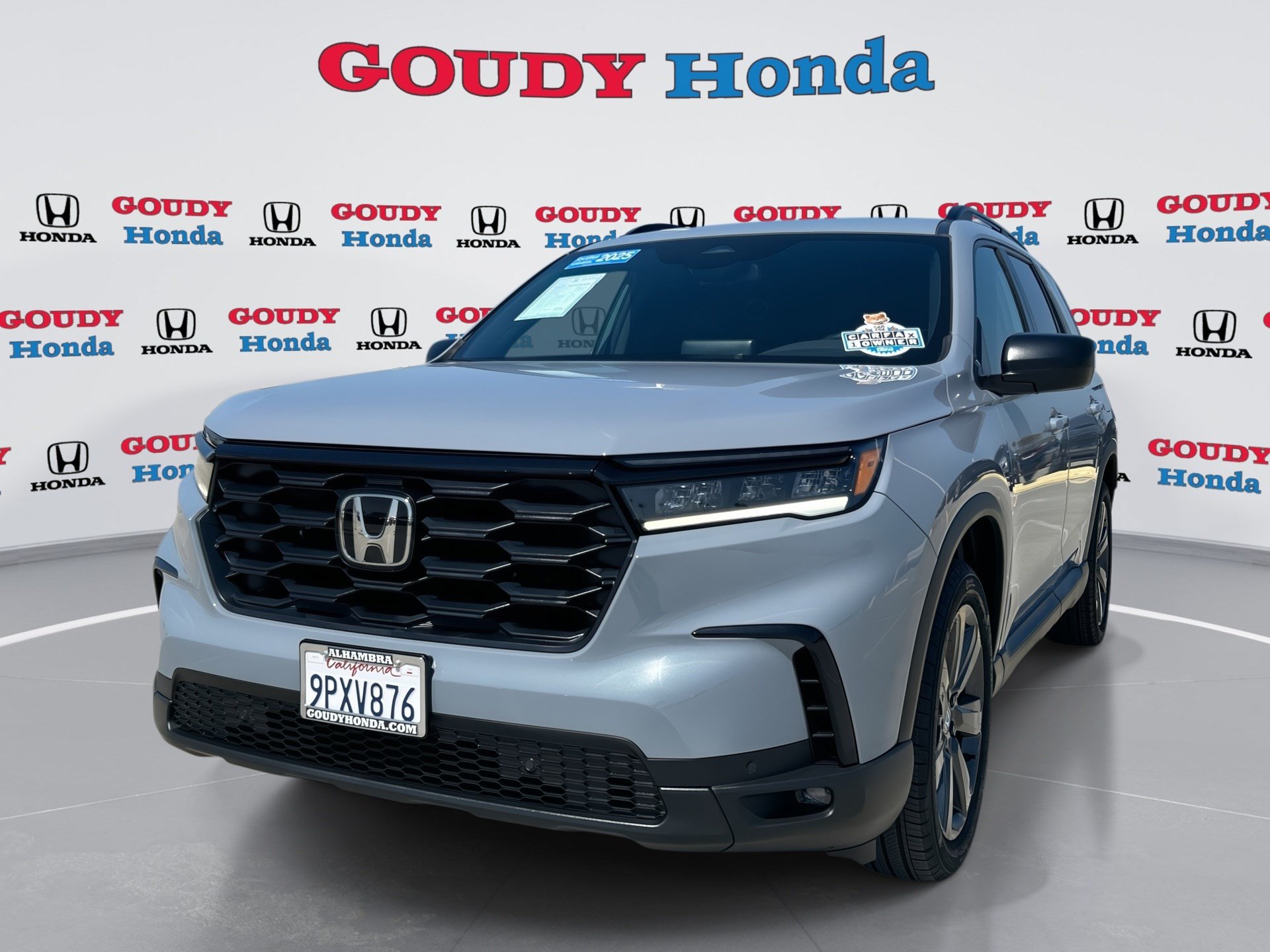 Certified 2025 Honda Pilot Sport image 1