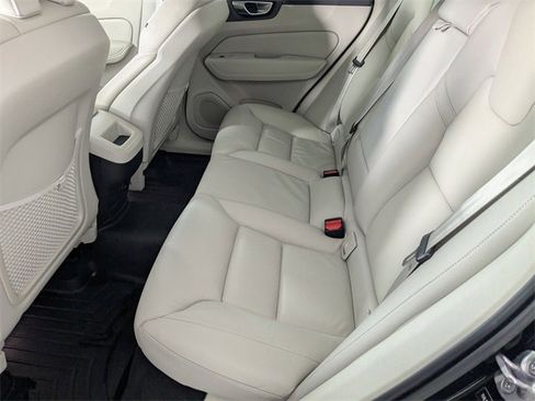 Used 2022 Volvo XC60 B5 Momentum image 26