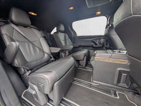 Used 2025 Toyota Sienna Platinum image 26