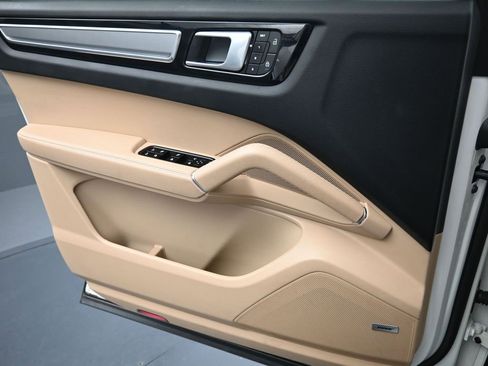 Certified 2022 Porsche Cayenne Platinum Edition image 24