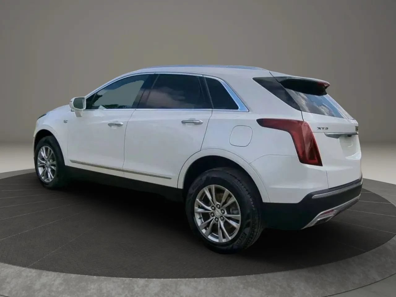 Used 2020 Cadillac XT5 Premium Luxury w/ LPO, Floor Liner Package FWD image 2
