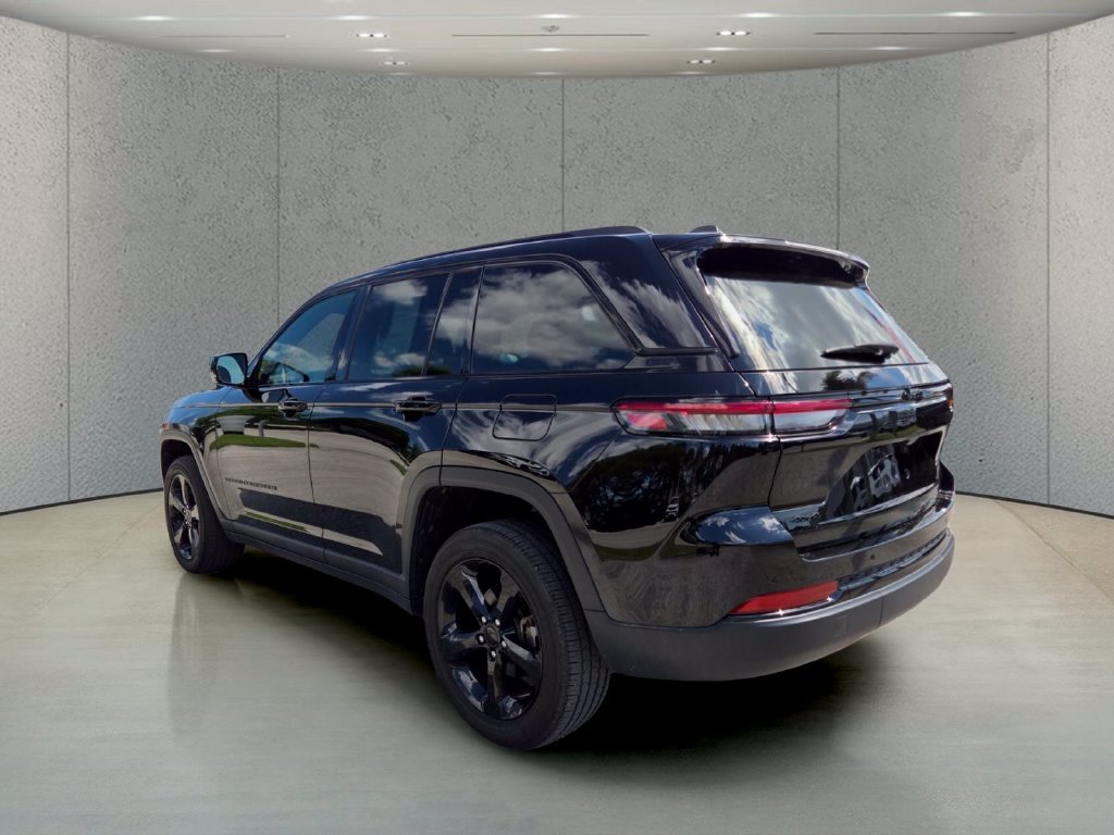 Used 2025 Jeep Grand Cherokee Altitude AWD/4WD image 8