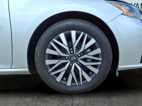 Used 2023 Nissan Altima 2.5 SV FWD image 9