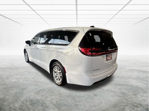 Used 2024 Chrysler Pacifica Touring-L image 6