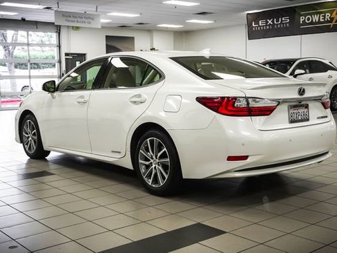 Used 2018 Lexus ES 300h w/ Navigation Package image 7