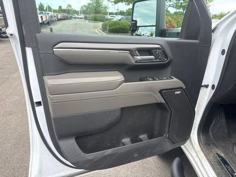 Used 2024 Chevrolet Silverado 2500 ZR2 w/ Technology Package AWD/4WD image 8