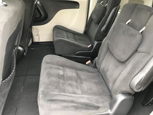 Used 2016 Dodge Grand Caravan SXT FWD image 17
