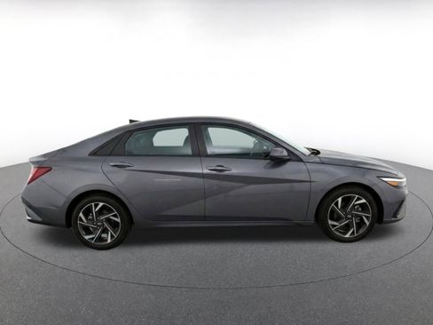 Used 2025 Hyundai Elantra SEL FWD image 10