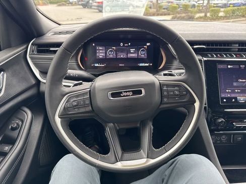 Used 2025 Jeep Grand Cherokee Laredo image 18