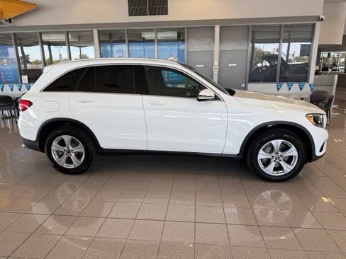 Used 2018 Mercedes-Benz GLC 300 4MATIC image 3