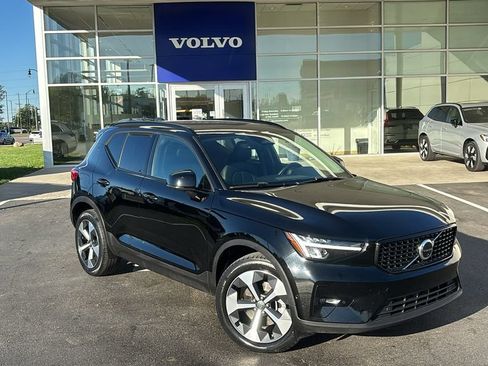 Used 2023 Volvo XC40 B5 Plus w/ Driver Assist Package AWD/4WD image 2