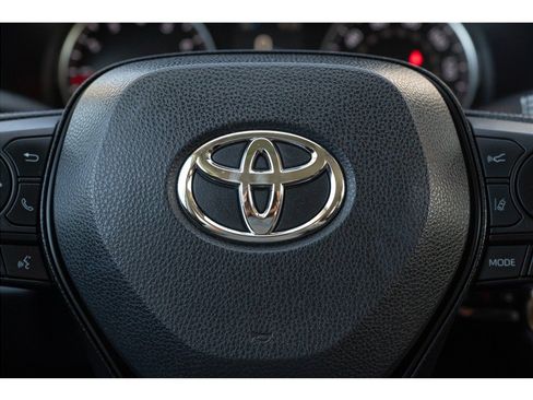 Used 2019 Toyota RAV4 LE FWD image 13