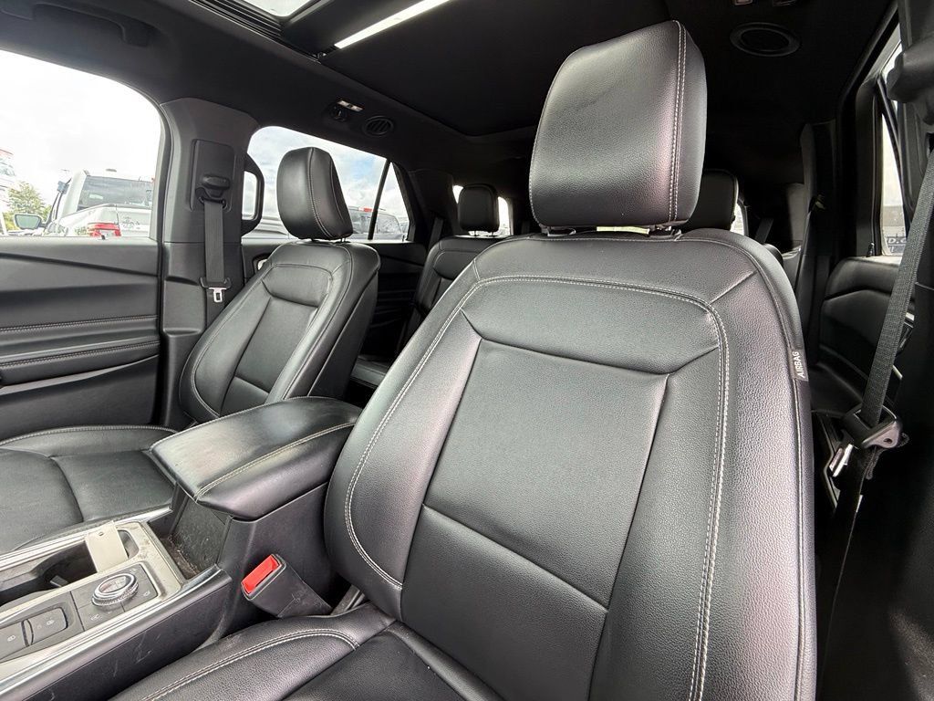Used 2020 Ford Explorer XLT w/ Equipment Group 202A AWD/4WD image 17