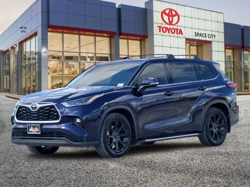 Used 2022 Toyota Highlander LE FWD image 2