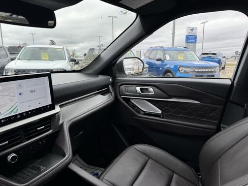 Certified 2025 Ford Explorer Platinum w/ LUX Leather Package image 11