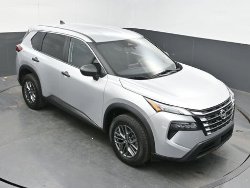 Used 2024 Nissan Rogue S image 32