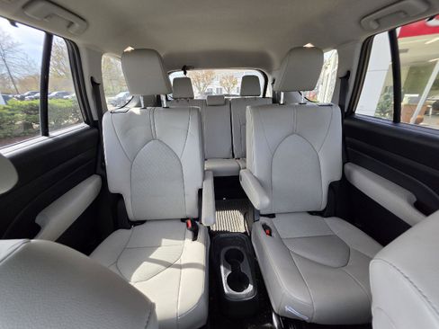 Used 2024 Toyota Grand Highlander XLE AWD/4WD image 26