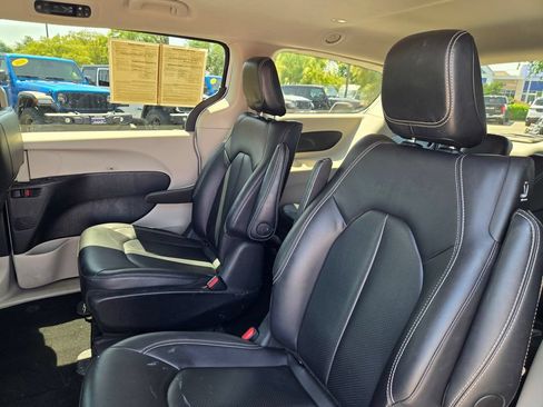 Used 2024 Chrysler Pacifica Limited FWD image 12