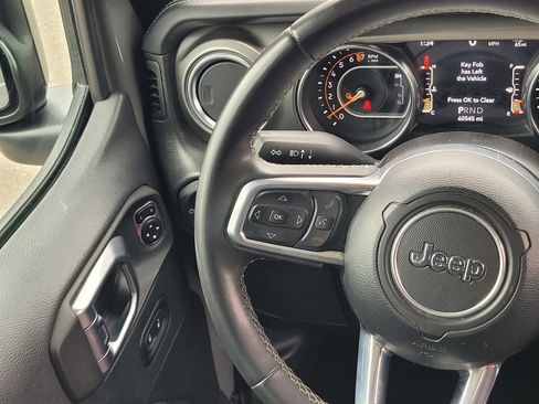 Used 2023 Jeep Gladiator Overland image 12