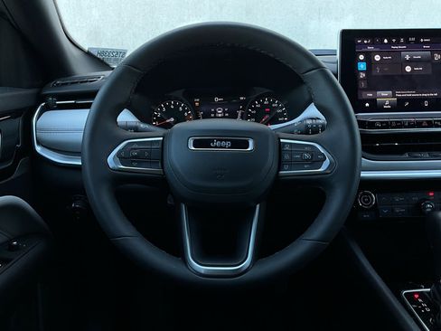 Used 2025 Jeep Compass Limited image 35