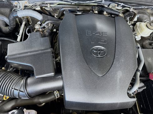 Used 2017 Toyota Tacoma TRD Sport image 39