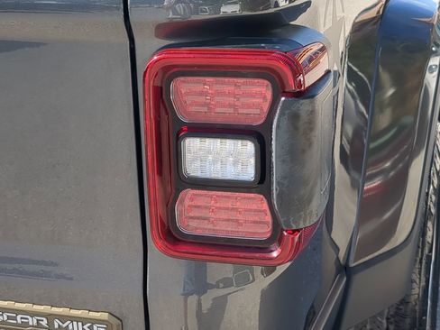 Used 2021 Jeep Gladiator Sport image 37