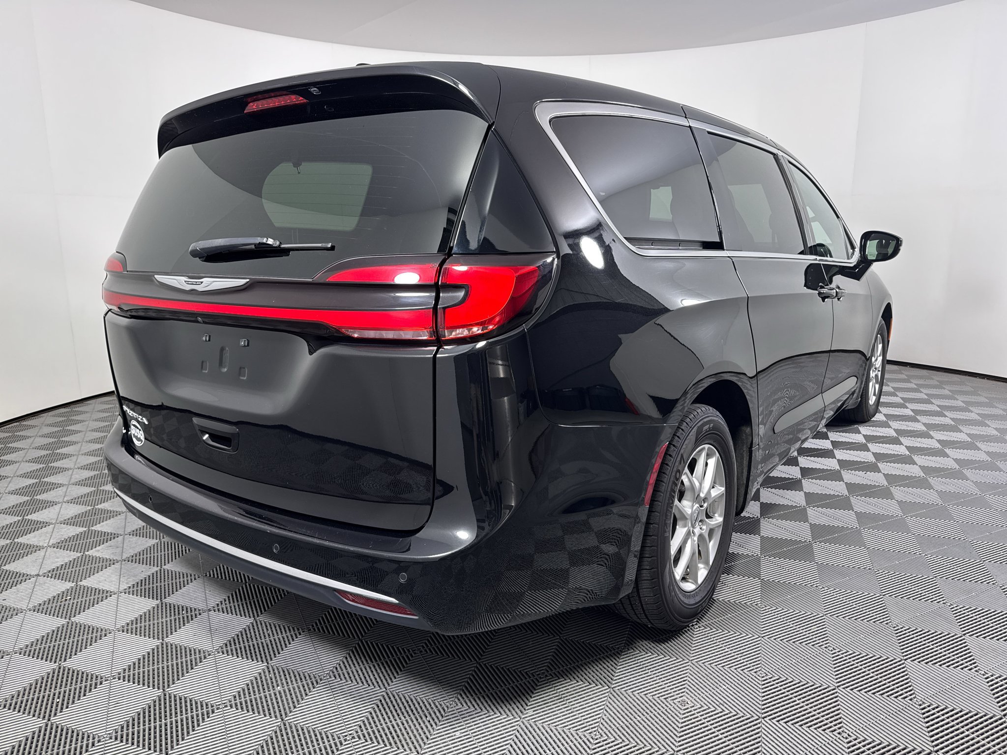 Used 2025 Chrysler Pacifica Select FWD image 23