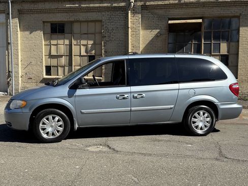 Used 2006 Chrysler Town & Country Touring image 4