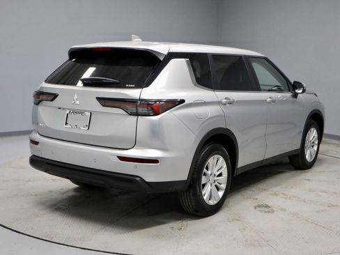 New 2026 Mitsubishi Outlander ES image 8