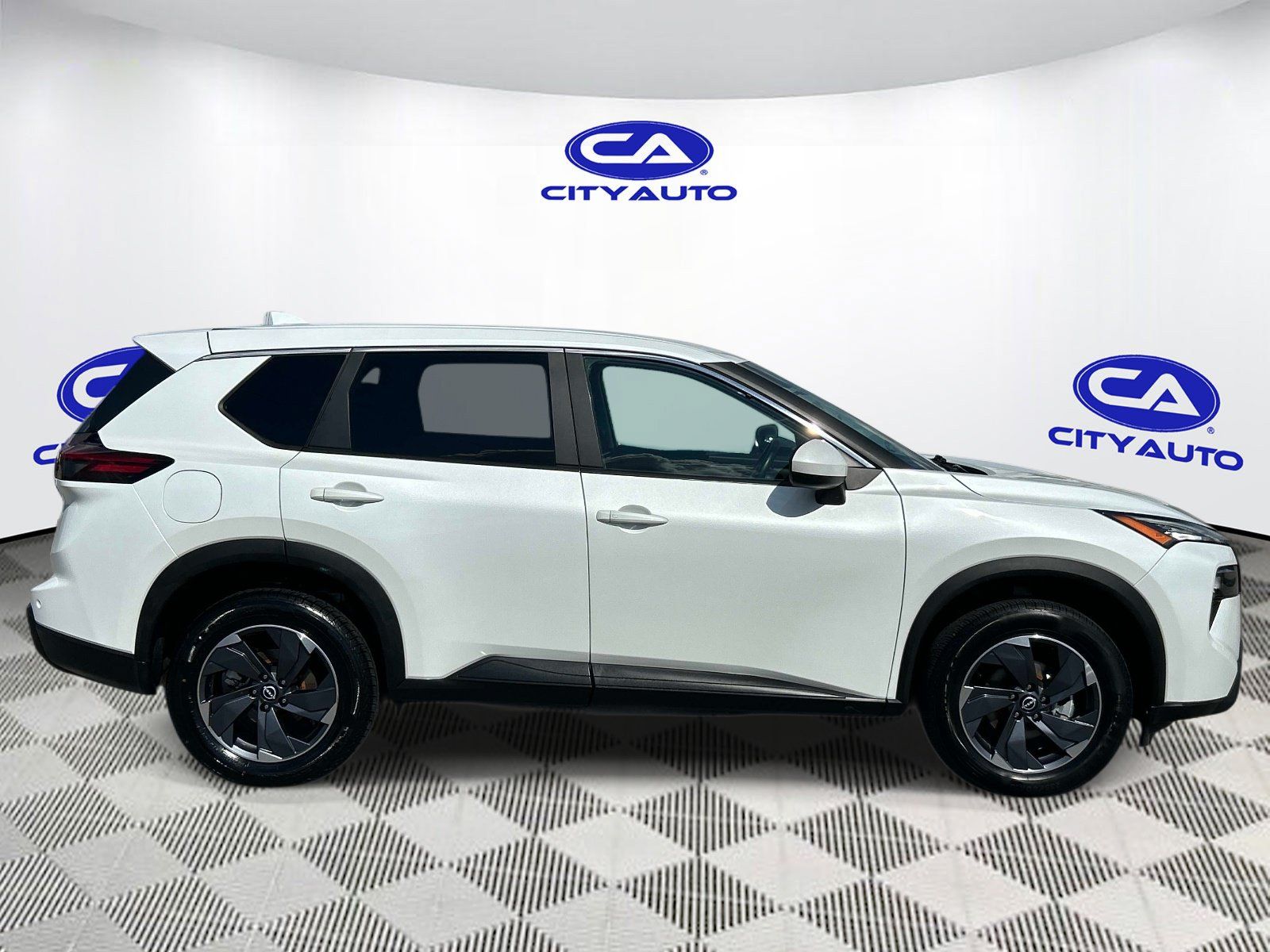 Used 2024 Nissan Rogue SV FWD image 2