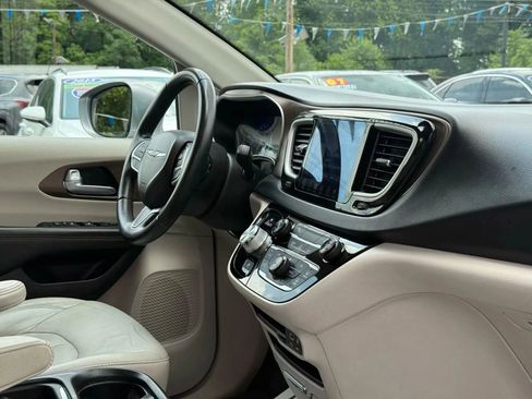 Used 2017 Chrysler Pacifica Touring-L w/ Tire & Wheel Group image 61